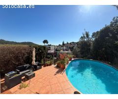 Encantadora casa adosada a la venta con jardín y piscina con vistas a la montaña