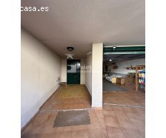 Encantadora casa adosada a la venta con jardín y piscina con vistas a la montaña