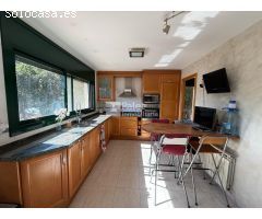 Encantadora casa adosada a la venta con jardín y piscina con vistas a la montaña