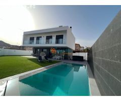 Espectacular Chalet Moderno con piscina en Calabardina