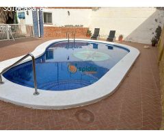 Chalet en Todosol con piscina rodeado de jardín sobre parcela de 454 m2