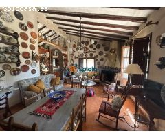 Gran casa de campo rodeada de arboles frutales, palmeras, pinos y olivos muy cuidados