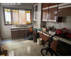 Casa de dos plantas con accesos independientes desde dos calles con Nave/almacén por la calle atrás
