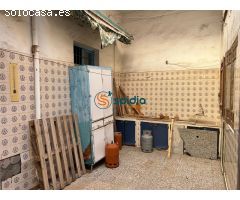 Casa de dos plantas con accesos independientes desde dos calles con Nave/almacén por la calle atrás