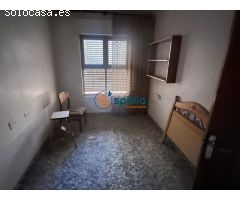 Casa de dos plantas con accesos independientes desde dos calles con Nave/almacén por la calle atrás