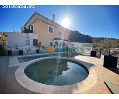 CHALET CON PISCINA PRIVADA CON EXCELENTES VISTAS AL MAR Y A CALABARDINA