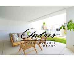 Nuevo apartamento vanguardista de 3 dormitorios, con jardín y porche, próxima a la playa en Marbella