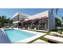 Majestuosa Villa independiente de obra nueva,con terrazas,piscina,jardin en Estepona cerca del mar.