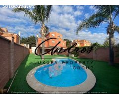 Oportunidad!, Casa  estilo mediterráneo con  piscina  privada  en Estepona
