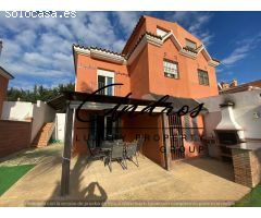Oportunidad!, Casa  estilo mediterráneo con  piscina  privada  en Estepona