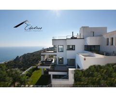 Nueva moderna villa está situada en la hermosa zona en Manilva, con vistas al mar Mediterráneo.