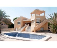 Villa en Venta en La Manga del Mar Menor, Murcia