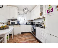 EXCLUSIVO CHALET EN ESQUINA CON GRAN JARDÍN Y SIN GASTOS DE COMUNIDAD
