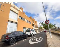 Adosado Vivienda de Tres Habitaciones con Terraza y Local Comercial.