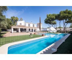 ¡No deje pasar esta oportunidad! Chalet exclusivo en venta en Pueblo Levantino, Santa Pola.