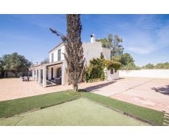 ¡No deje pasar esta oportunidad! Chalet exclusivo en venta en Pueblo Levantino, Santa Pola.
