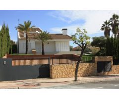 Exclusivo chalet moderno en primera línea de Alenda Golf