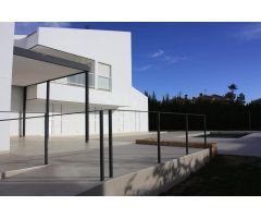 Exclusivo chalet moderno en primera línea de Alenda Golf