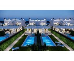 Villas de lujo de nueva construcción frente al mar en Los Alcázares