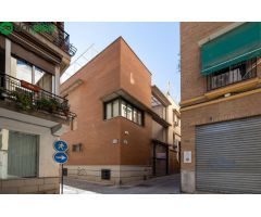 Casa exclusiva junto a Acera del Darro. Pleno centro de Granada. Seminueva y con ascensor propio
