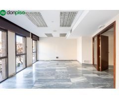 Magnifico piso u oficina en pleno centro de Granada.