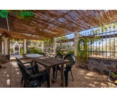 Casa rural con 300 olivos de riego y almendras