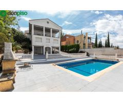 Espectacular chalet en Monachil con piscina y vistas a la ciudad