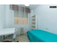 Habitación acogedora con estantería en piso compartido, Ronda