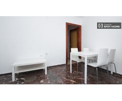 Acogedora habitación con llave independiente en apartamento compartido, Ronda