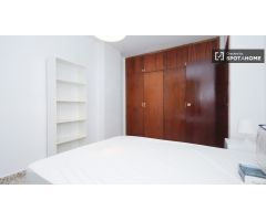 Habitación luminosa con calefacción en piso compartido, Ronda