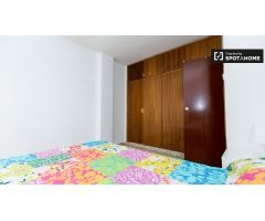 Habitación luminosa con calefacción en piso compartido, Ronda