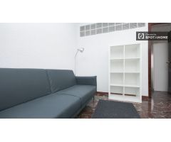 Habitación equipada con calefacción en piso compartido, Ronda