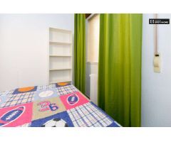 Habitación amueblada con amplio espacio de almacenamiento en un apartamento de 5 dormitorios, Ronda