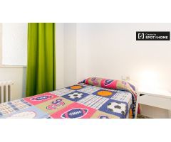 Habitación amueblada con amplio espacio de almacenamiento en un apartamento de 5 dormitorios, Ronda