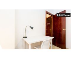 Habitación amueblada con amplio espacio de almacenamiento en un apartamento de 5 dormitorios, Ronda