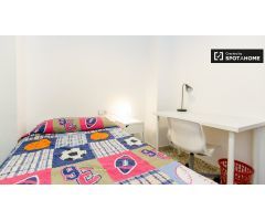 Habitación amueblada con amplio espacio de almacenamiento en un apartamento de 5 dormitorios, Ronda