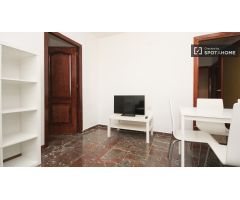 Habitación amueblada con amplio espacio de almacenamiento en un apartamento de 5 dormitorios, Ronda