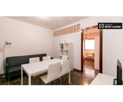 Habitación amueblada con amplio espacio de almacenamiento en un apartamento de 5 dormitorios, Ronda