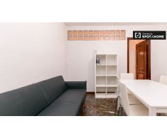 Habitación amueblada con amplio espacio de almacenamiento en un apartamento de 5 dormitorios, Ronda