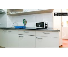 Habitación amueblada con amplio espacio de almacenamiento en un apartamento de 5 dormitorios, Ronda