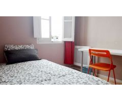 Relajante habitación con armario independiente en un apartamento de 8 habitaciones, Moncloa