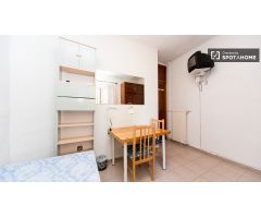 Gran habitación con armario independiente en el apartamento de 4 dormitorios, Argüelles