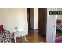 Habitación amueblada con ventana con vista a la calle en piso compartido, Pozuelo de Alarcón.