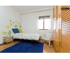 Habitación decorada con armario independiente en piso compartido, Pozuelo de Alarcón.