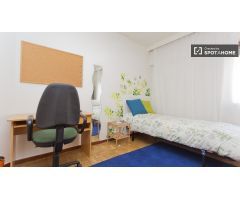 Habitación decorada con armario independiente en piso compartido, Pozuelo de Alarcón.