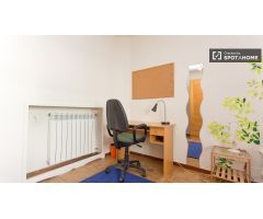 Habitación decorada con armario independiente en piso compartido, Pozuelo de Alarcón.