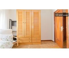 Habitación decorada con armario independiente en piso compartido, Pozuelo de Alarcón.