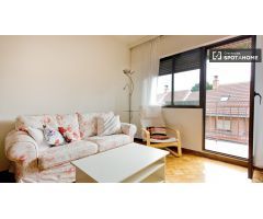 Habitación decorada con armario independiente en piso compartido, Pozuelo de Alarcón.