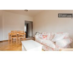 Habitación decorada con armario independiente en piso compartido, Pozuelo de Alarcón.