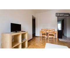 Habitación decorada con armario independiente en piso compartido, Pozuelo de Alarcón.